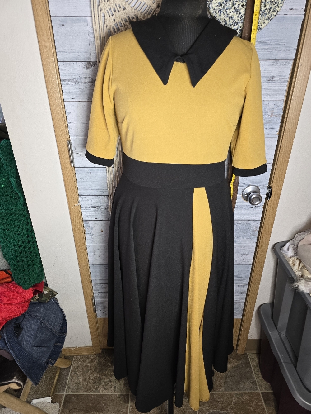 Vtg MOD Retro Rockabilly Housewife Mustard and Black Fit & Flare Midi Dress